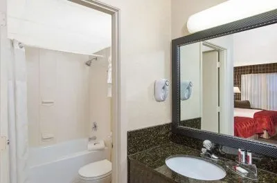 Image of Ramada by Wyndham Midtown Grand Island with hot tub in room