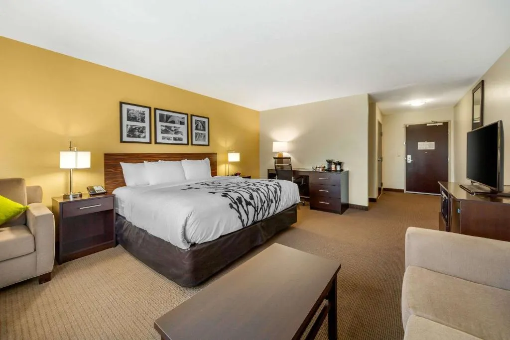 Image of Sleep Inn & Suites Lincoln University Area with hot tub in room