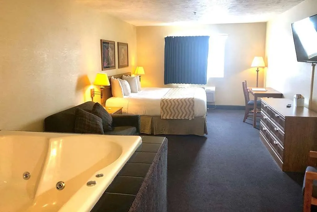 Image of Travelodge by Wyndham Grand Island with hot tub in room