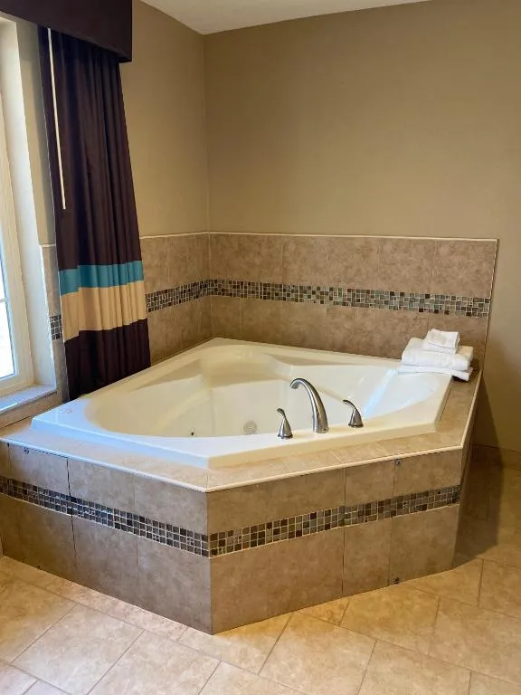 Image of Victorian Inn with hot tub in room