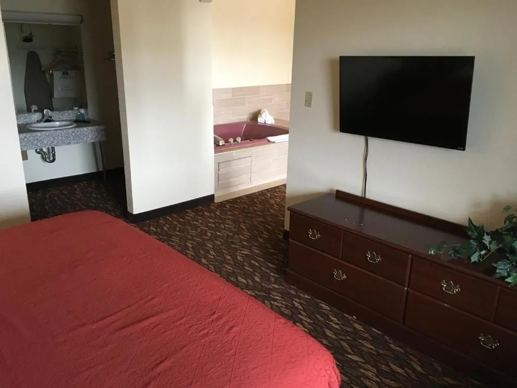 Image of Americas Best Value Inn-Celina with hot tub in room