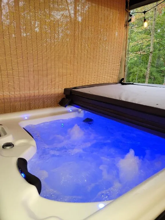 Image of Avenwood Cabins with hot tub in room