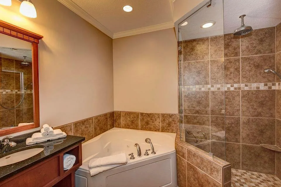 Image of Berlin Resort with hot tub in room