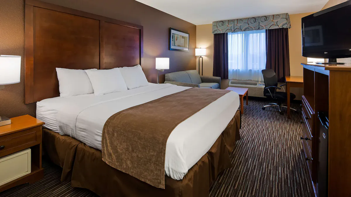 Image of Best Western Port Columbus with hot tub in room