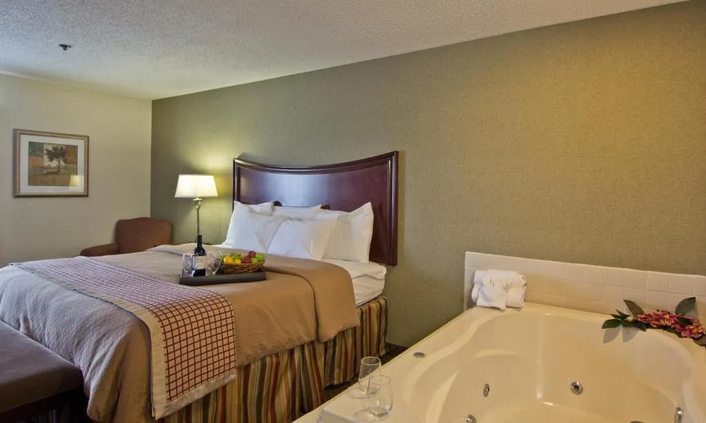 Image of Christopher Inn and Suites with hot tub in room