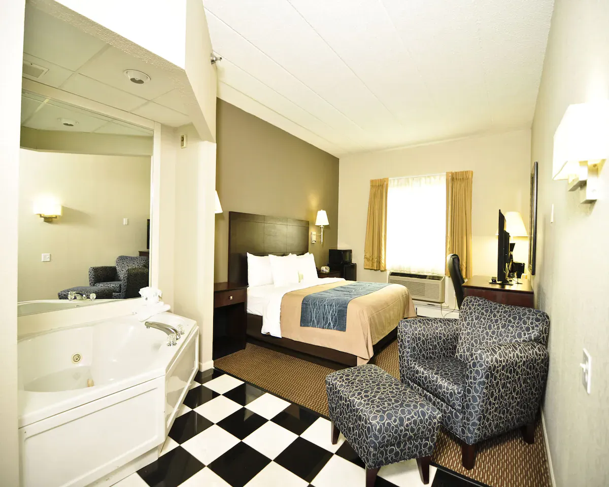 Image of Comfort Inn Sandusky with hot tub in room