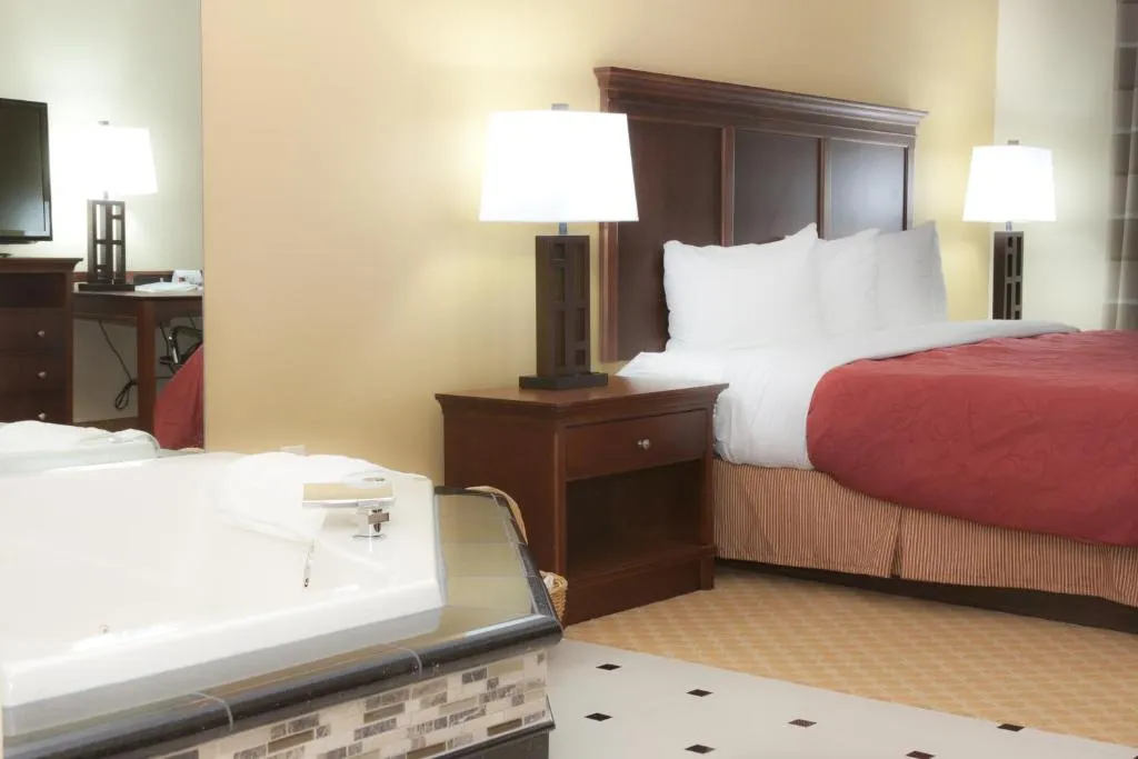 Image of Country Inn & Suites by Radisson, Macedonia, OH with hot tub in room
