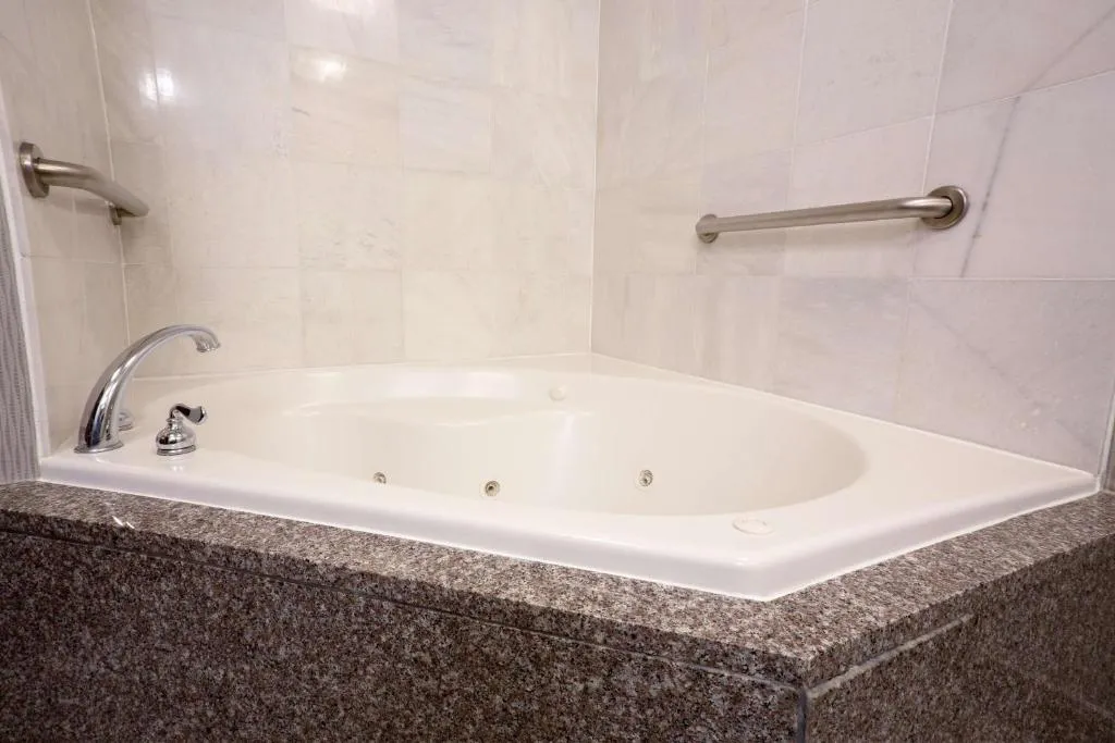 Image of Drury Inn & Suites Columbus Grove City with hot tub in room