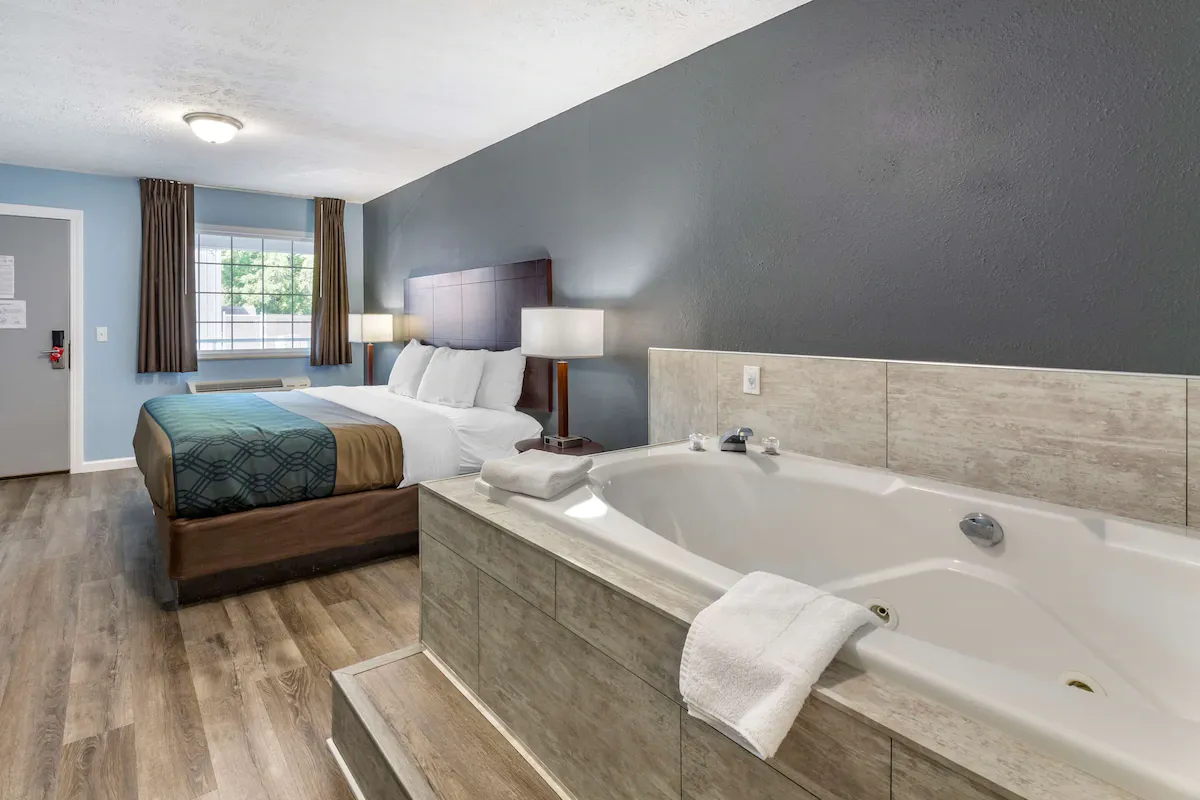 Image of Econo Lodge Inn & Suites South with hot tub in room