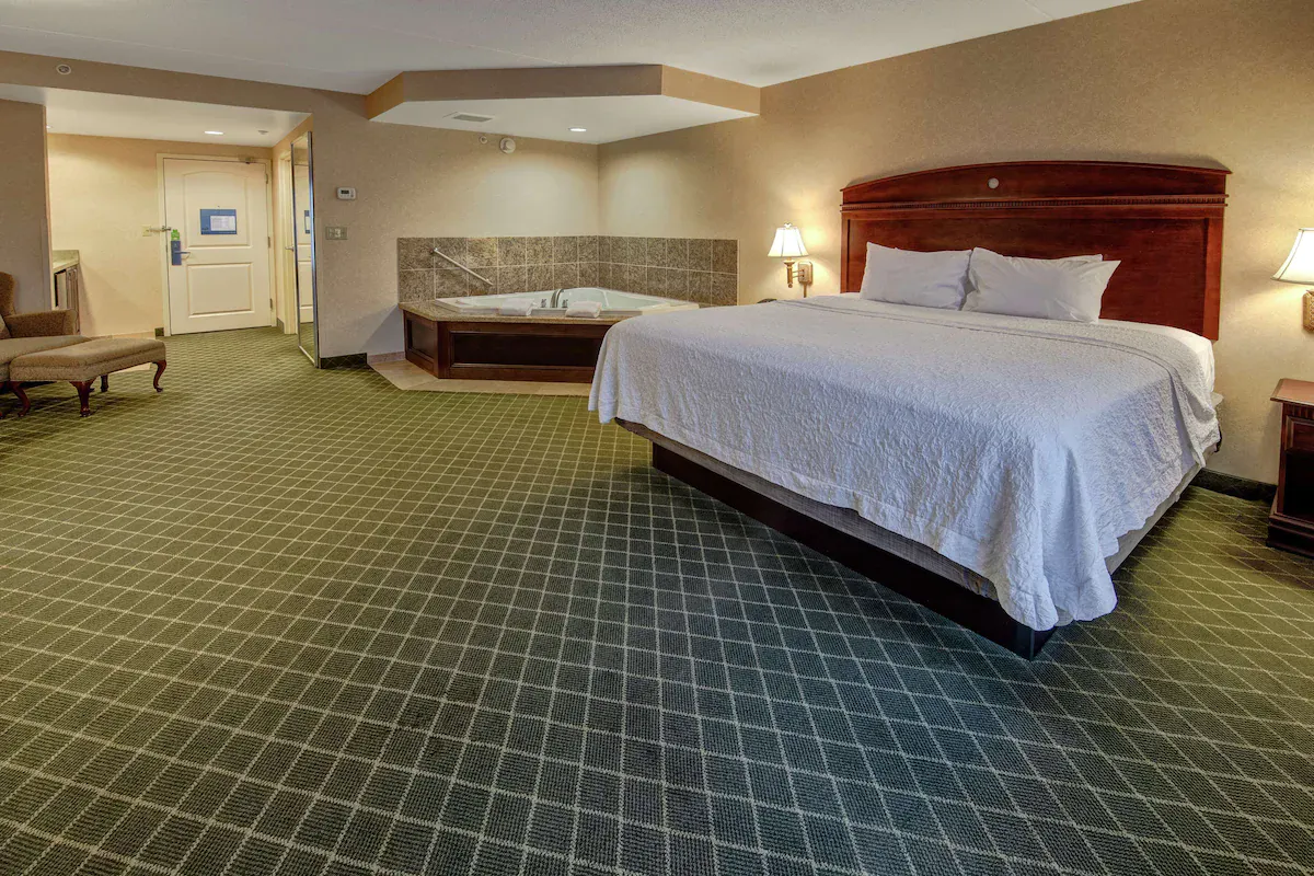 Image of Hampton Inn Cambridge with hot tub in room