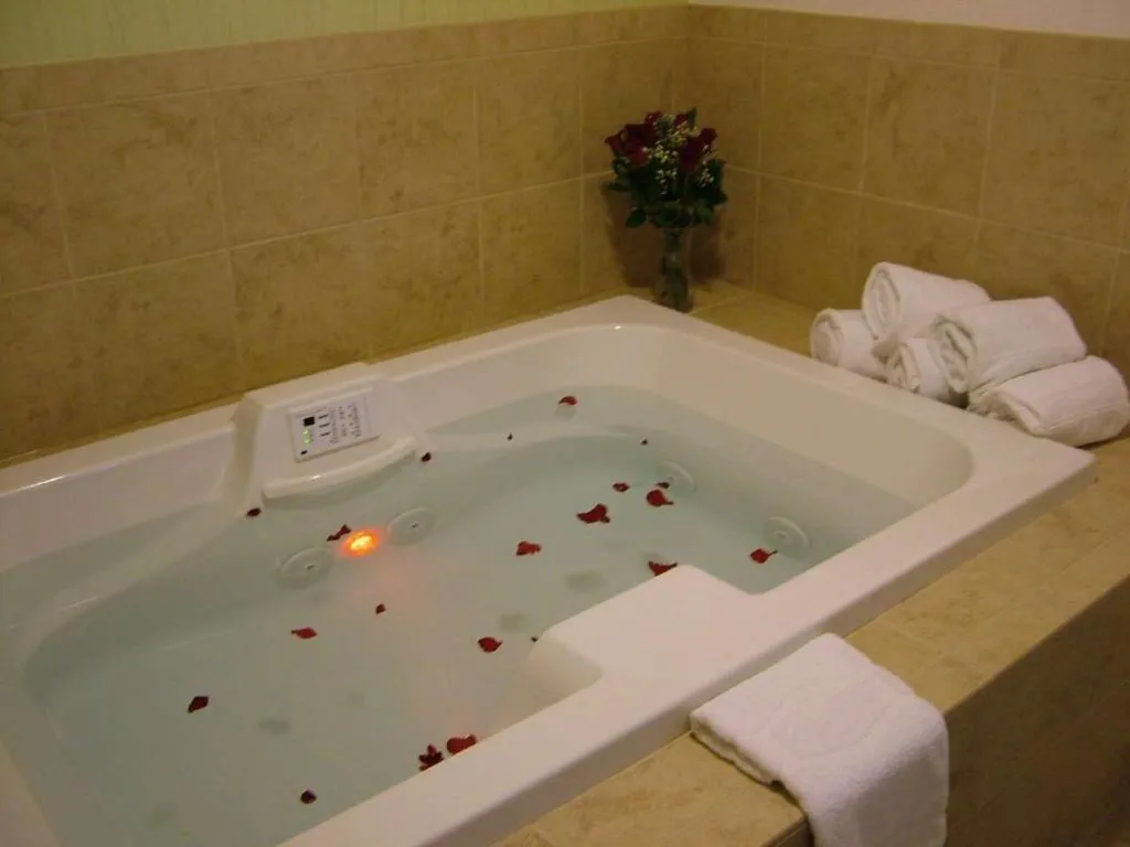 Image of Hampton Inn Cincinnati Northwest Fairfield with hot tub in room