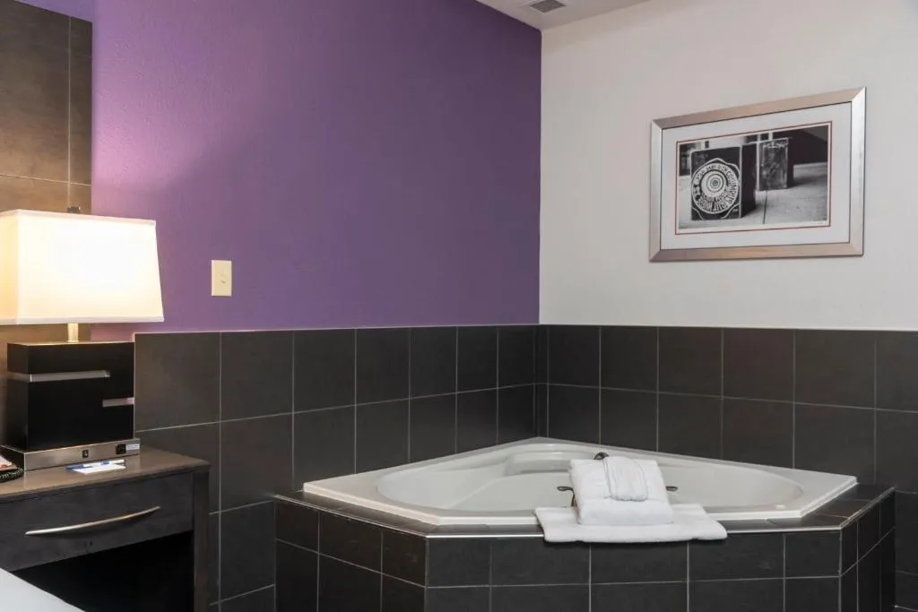 Image of Holiday Inn Express & Suites Columbus – Polaris Parkway, an IHG Hotel with hot tub in room