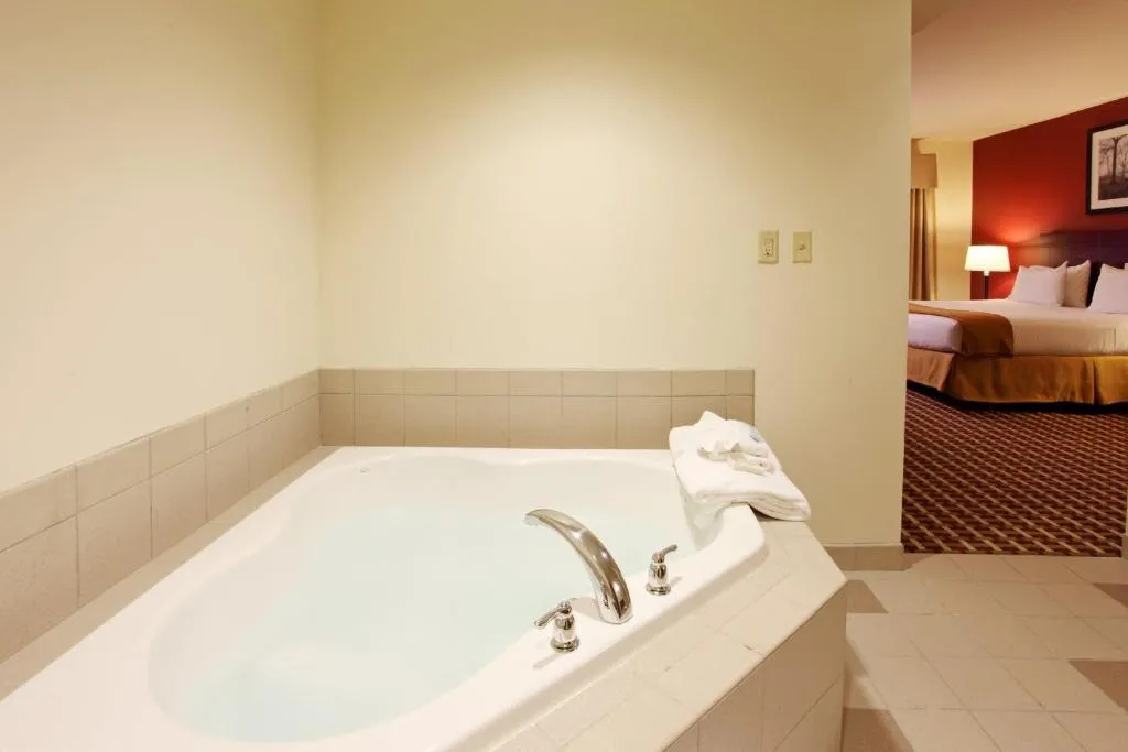 Image of Holiday Inn Express Hotel & Suites Ohio State University- OSU Medical Center, an IHG Hotel with hot tub in room