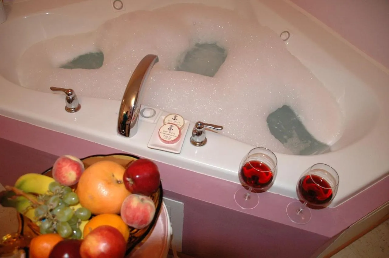 Image of Inn Port D’Vino with hot tub in room
