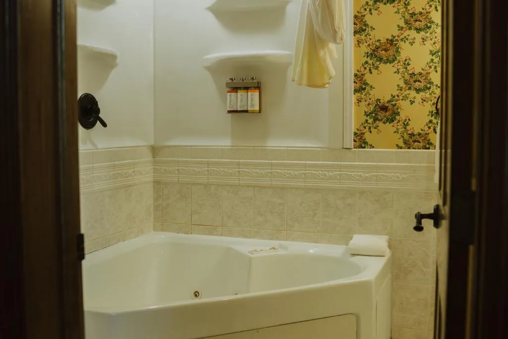 Image of Landoll’s Mohican Castle with hot tub in room