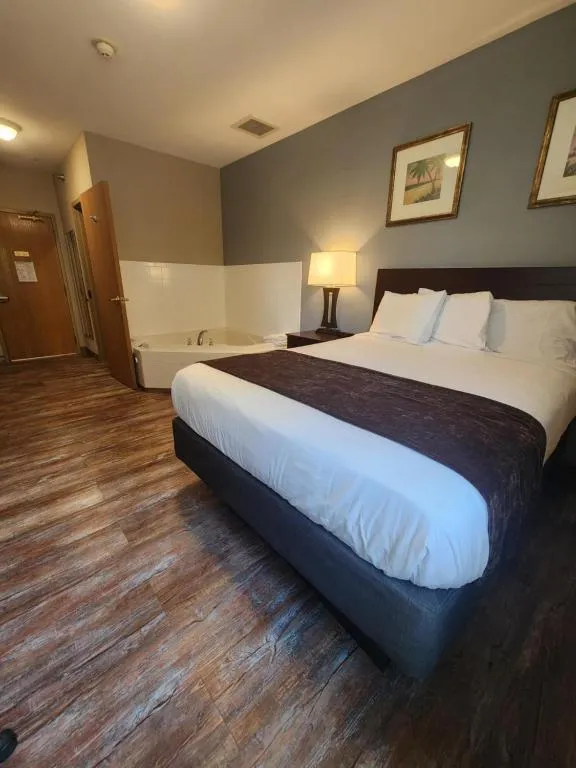 Image of Put-in-Bay Resort & Conference Center with hot tub in room