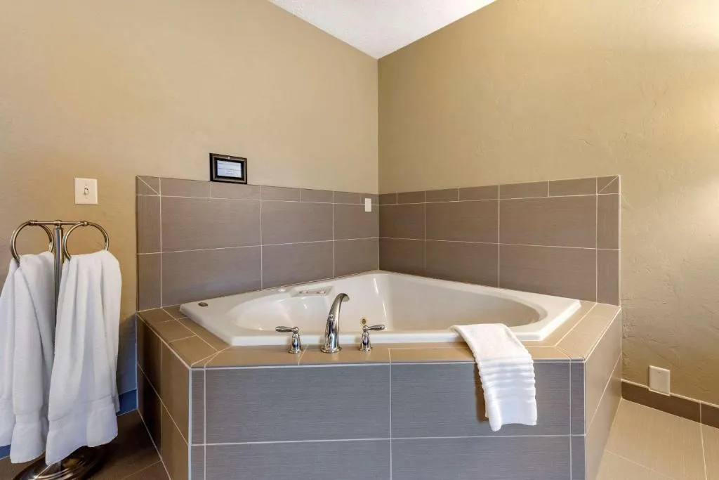 Image of Quality Inn with hot tub in room