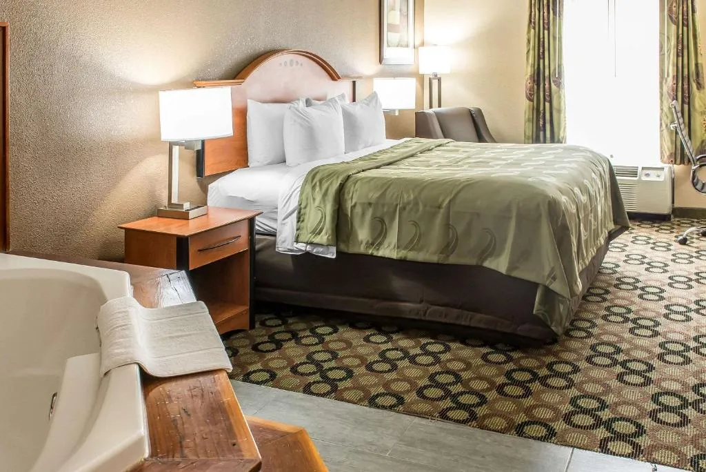 Image of Quality Inn & Suites Columbus with hot tub in room