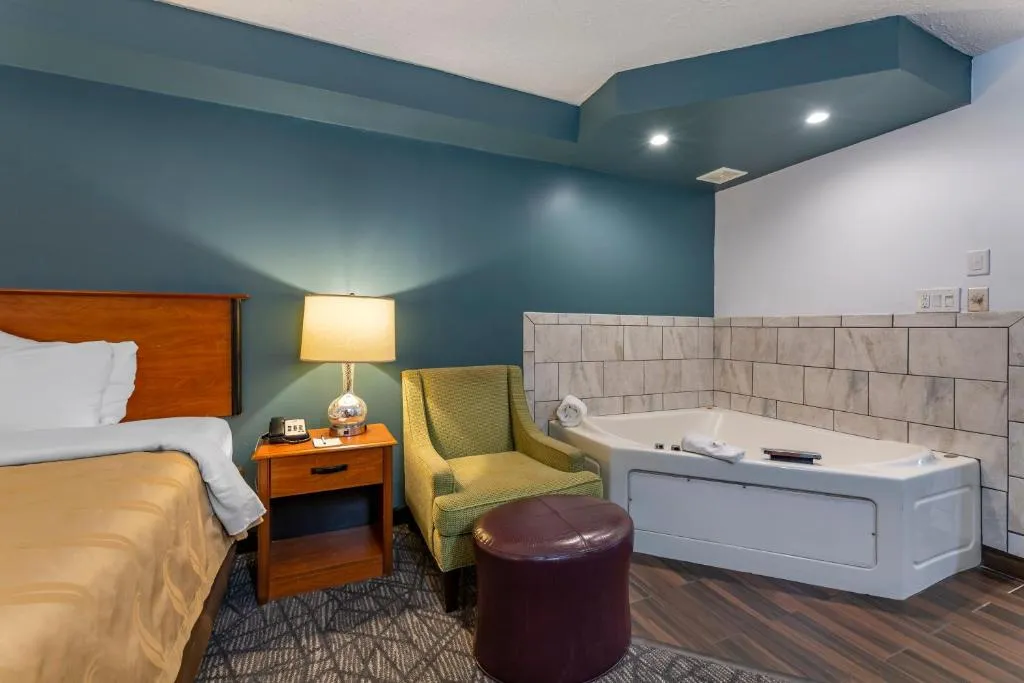 Image of Quality Inn Austintown-Youngstown West with hot tub in room