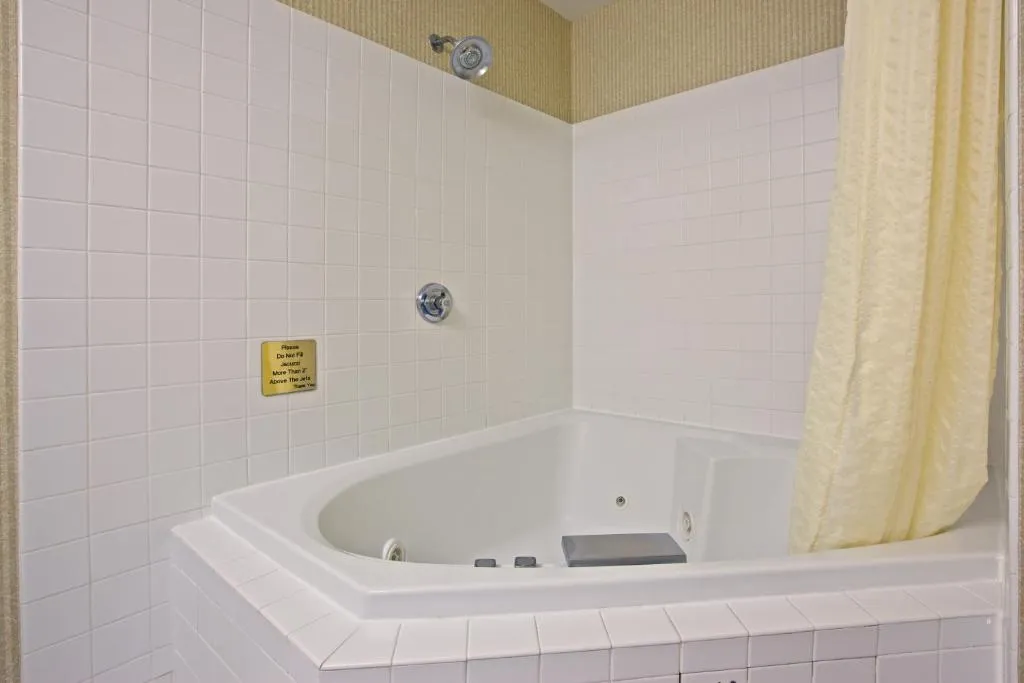 Image of Quality Inn I-75 West Chester-North Cincinnati with hot tub in room