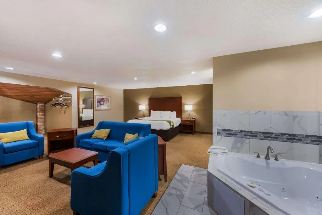 Image of Quality Inn Marysville with hot tub in room