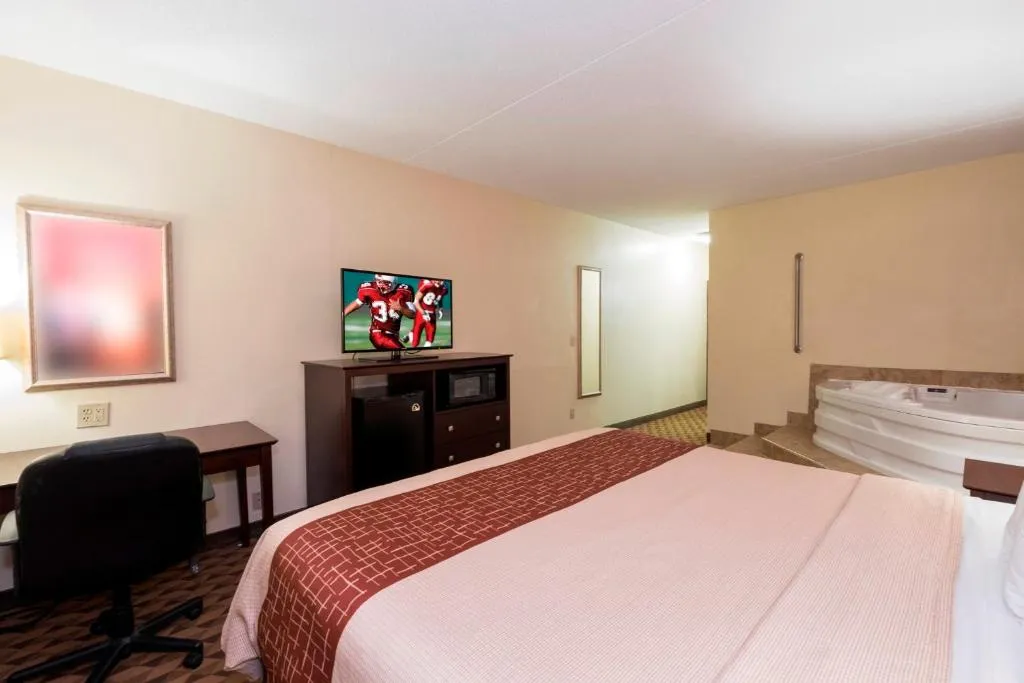 Image of Red Roof Inn & Suites Cincinnati North-Mason with hot tub in room