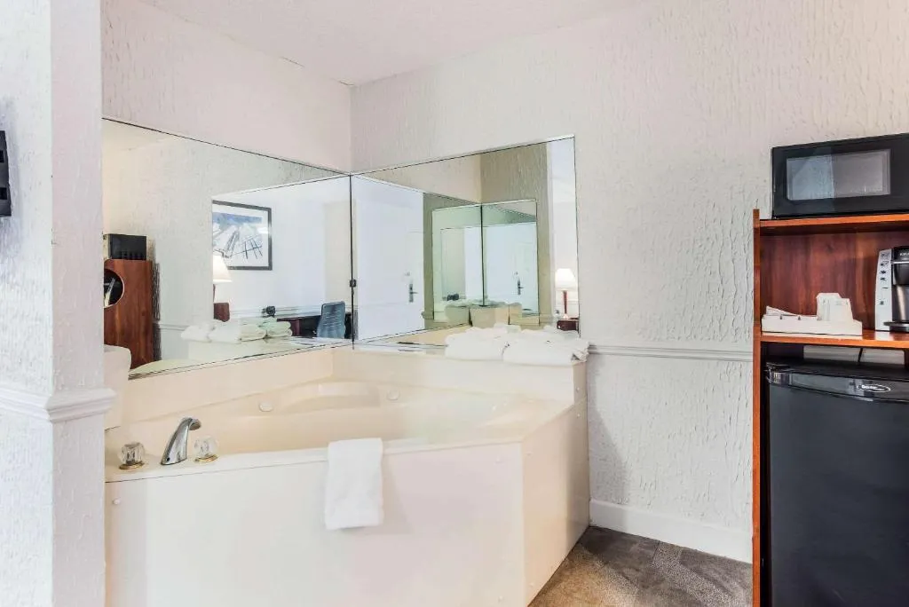 Image of The Blu Hotel Blue Ash Cincinnati, Ascend Hotel Collection with hot tub in room