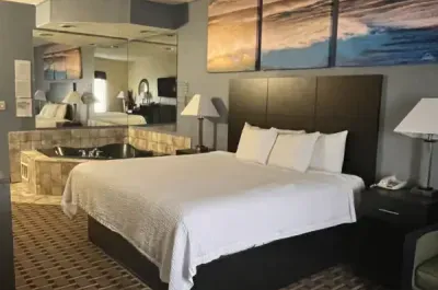 Image of Days Inn by Wyndham Greenville South Mauldin with hot tub in room