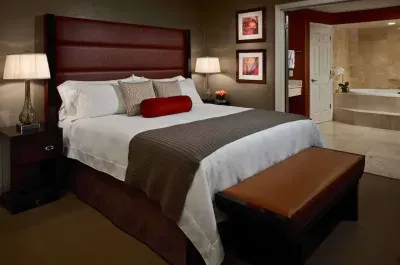 Image of Sonesta Resort – Hilton Head Island with hot tub in room