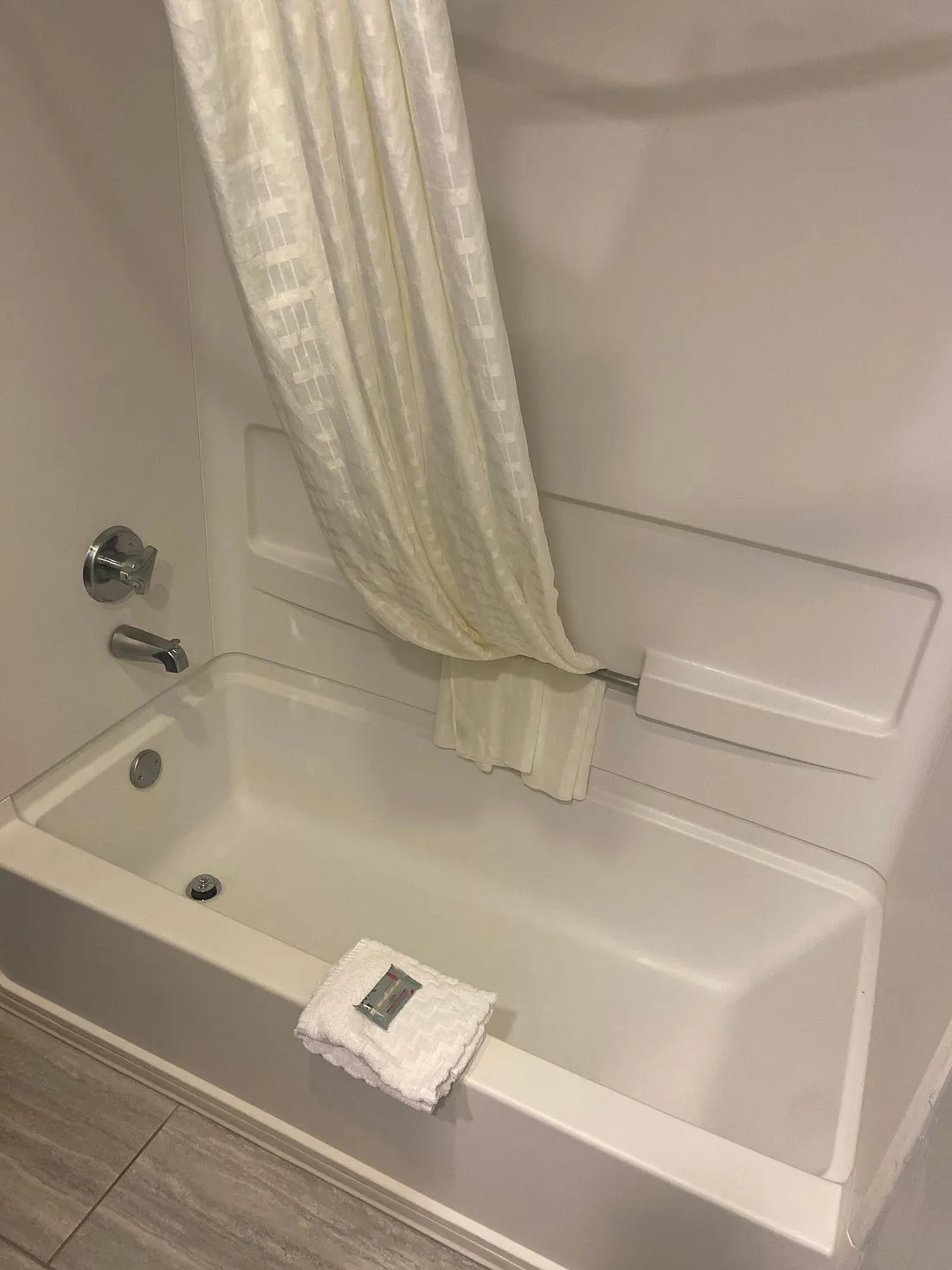 Image of BW Knoxville Suites – Downtown with hot tub in room