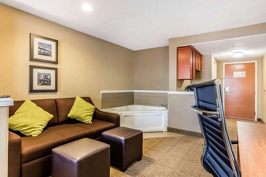 Image of Comfort Inn & Suites Airport – American Way with hot tub in room