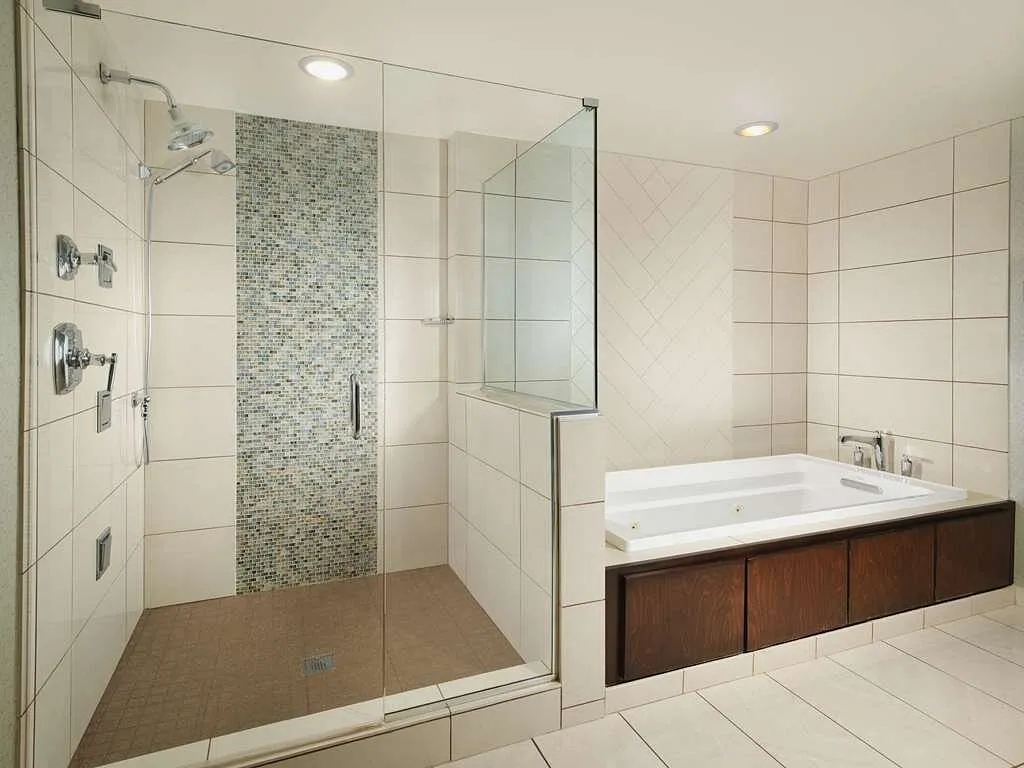 Image of DoubleTree by Hilton Hotel Chattanooga Downtown with hot tub in room