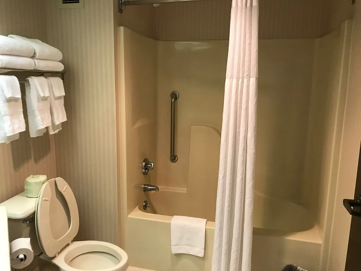 Image of Hampton Inn Bristol with hot tub in room