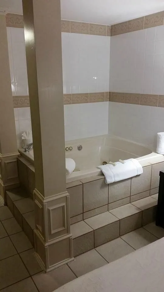 Image of Hilton Garden Inn Chattanooga Downtown with hot tub in room
