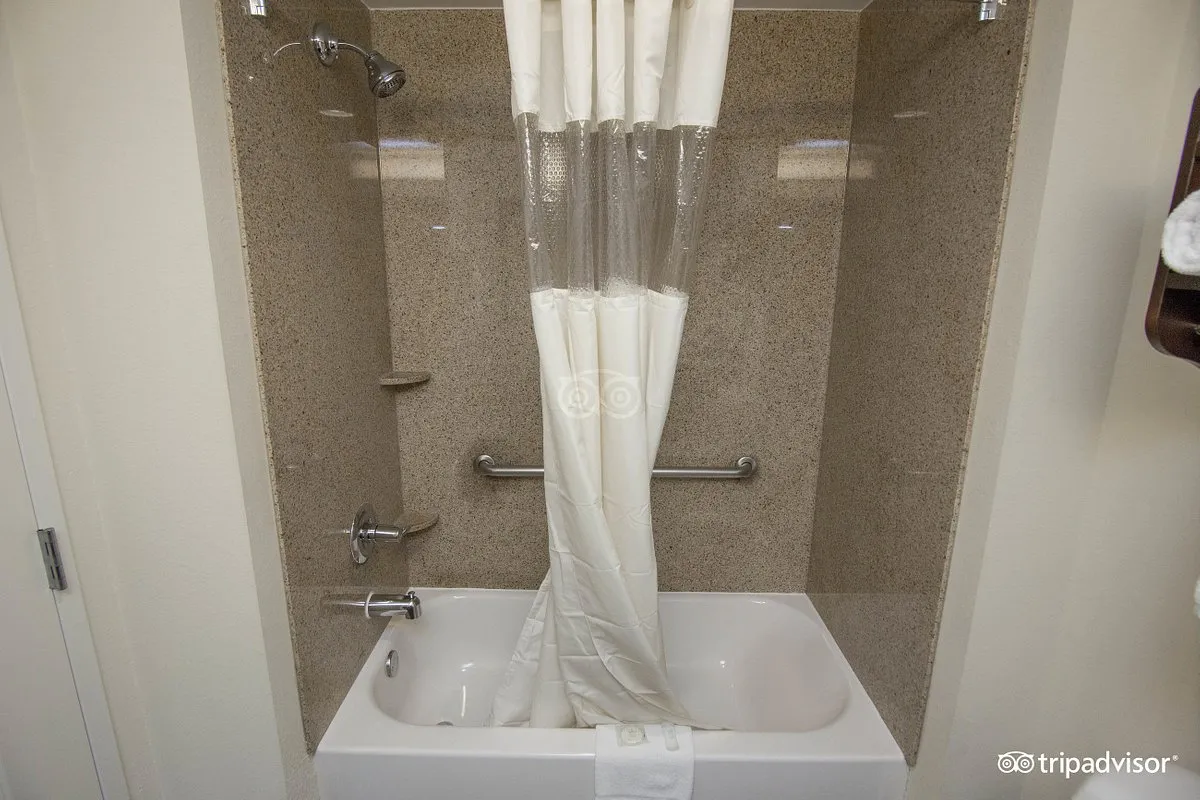 Image of La Quinta Inn & Suites by Wyndham Memphis Wolfchase with hot tub in room