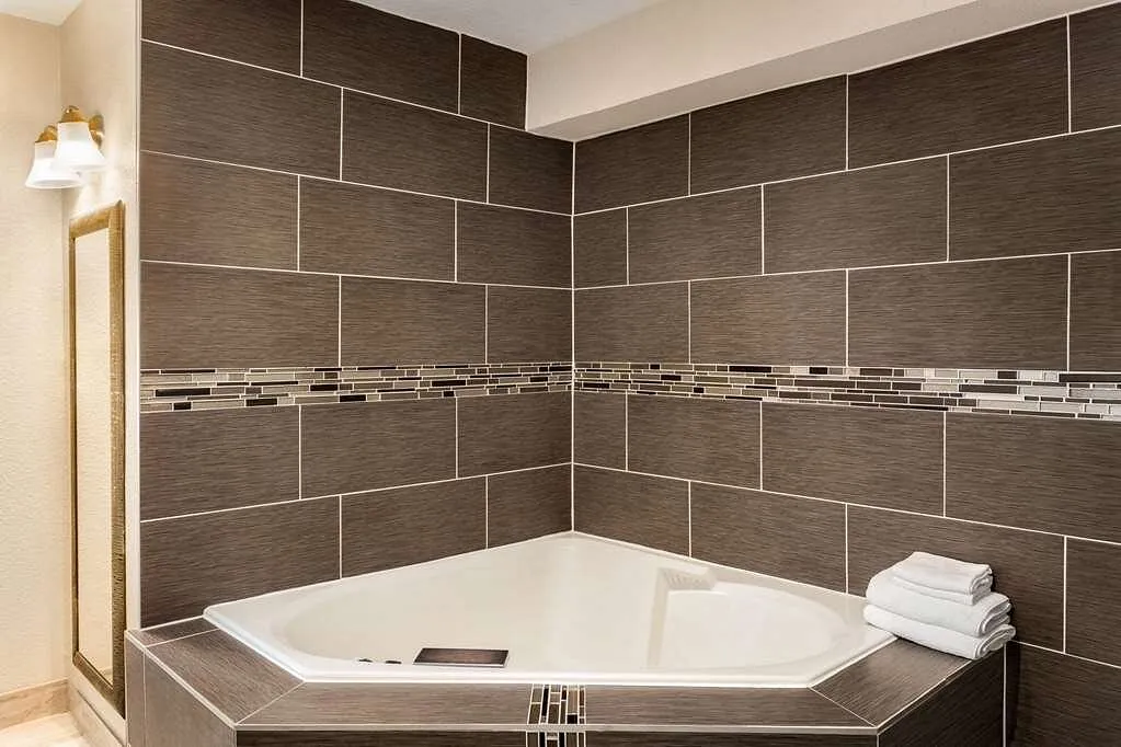Image of AmericInn by Wyndham La Crosse Riverfront Conference Center with hot tub in room