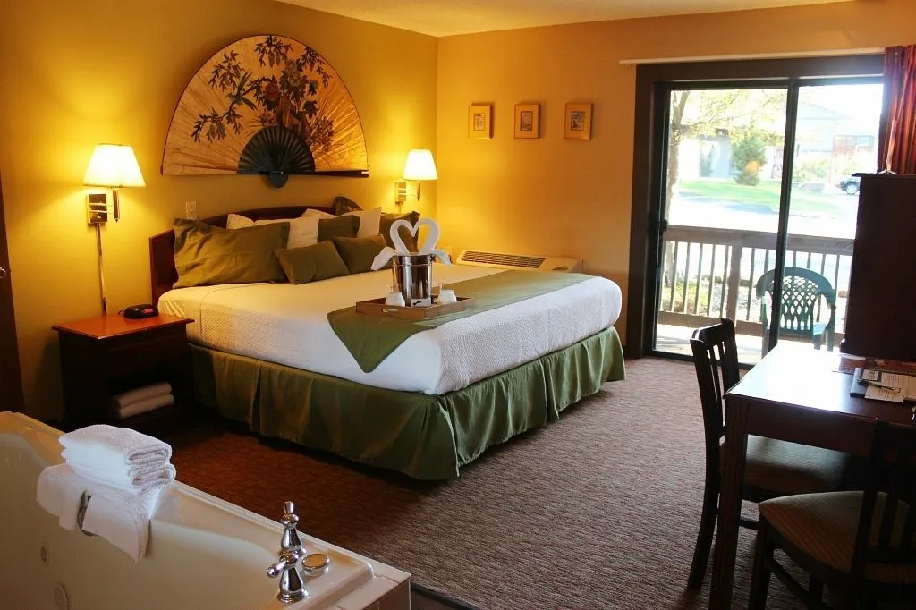 Image of Baker’s Sunset Bay Resort with hot tub in room