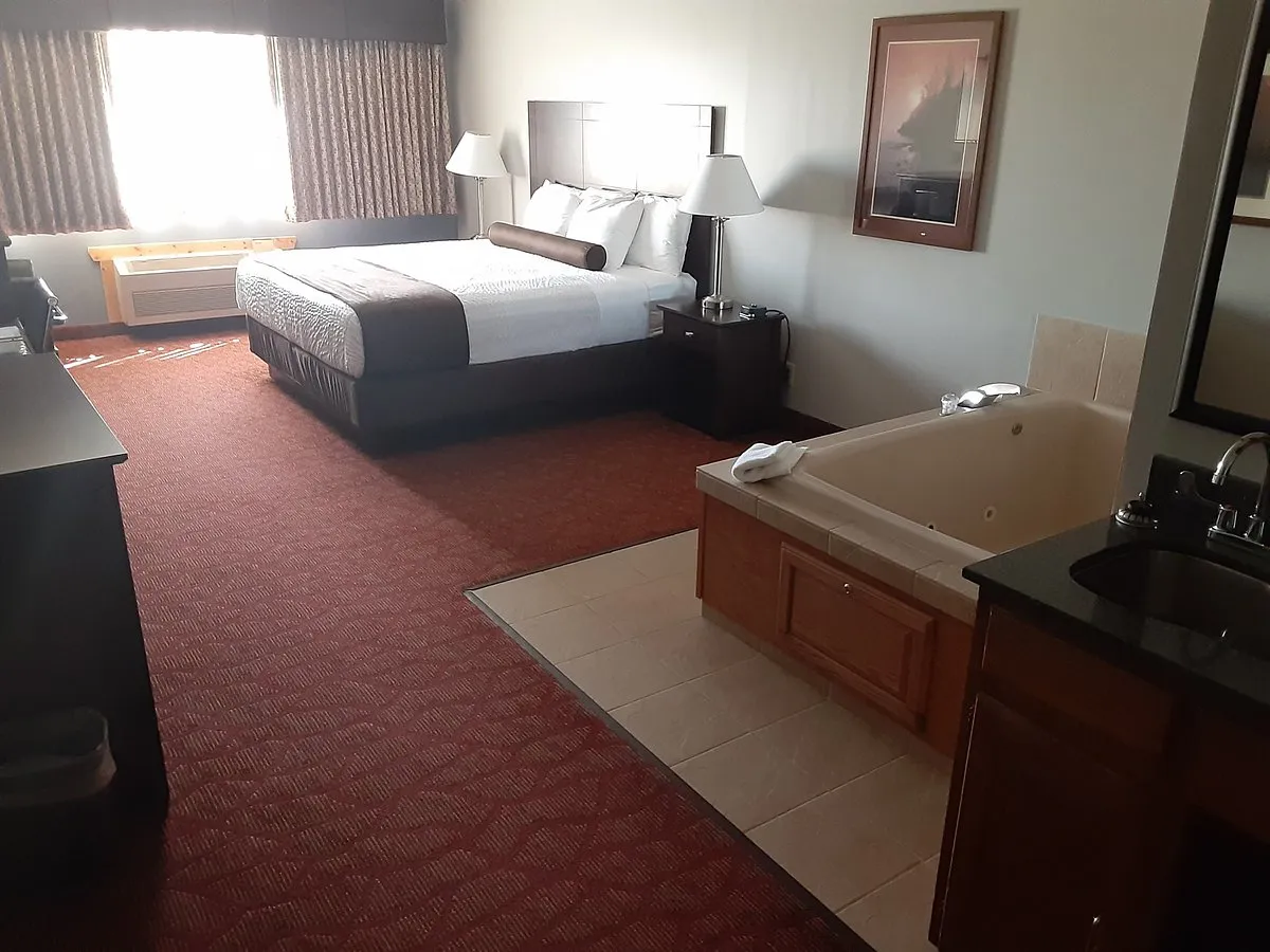 Image of Boarders Inn & Suites by Cobblestone Hotels – Superior with hot tub in room