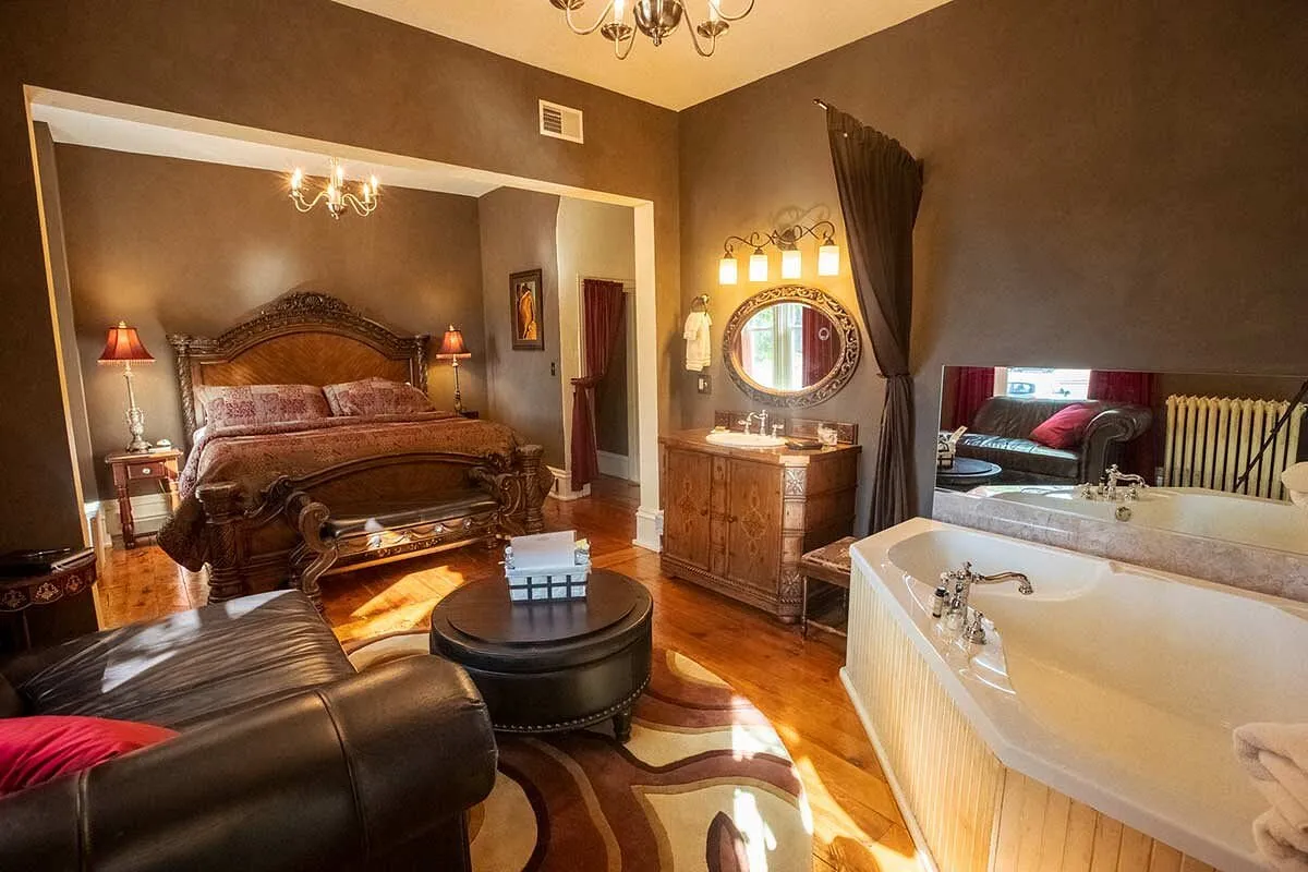 Image of Braywood Inn with hot tub in room