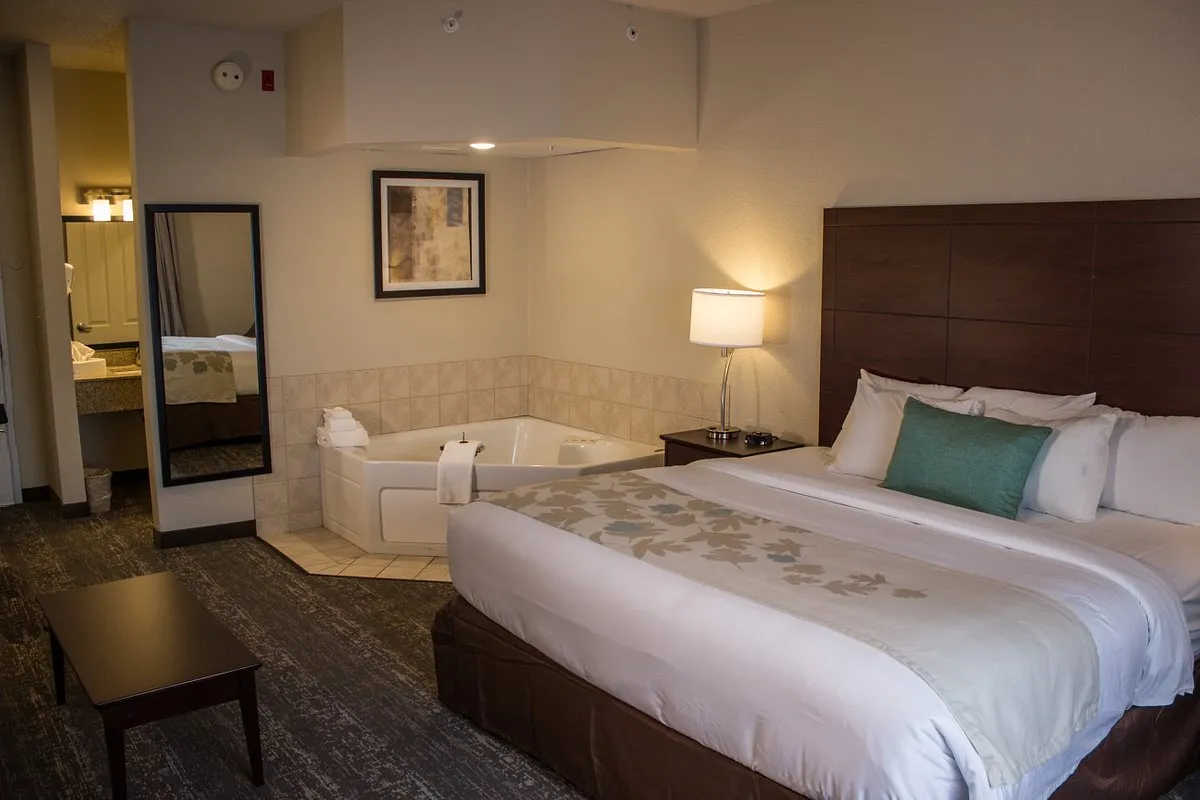 Image of Cobblestone Suites – Oshkosh with hot tub in room