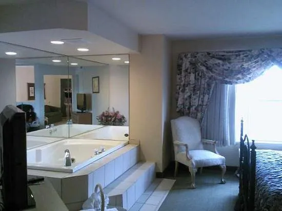 Image of Country Inn & Suites by Radisson, Green Bay, WI with hot tub in room