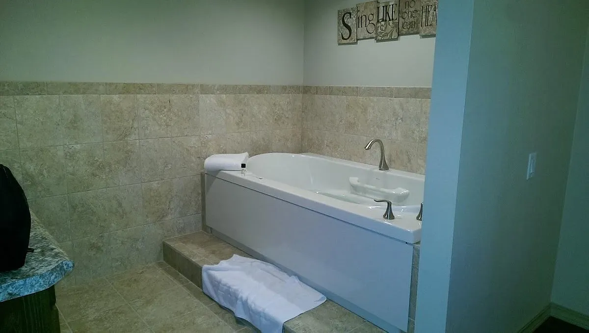 Image of Country Inn & Suites by Radisson, La Crosse, WI with hot tub in room
