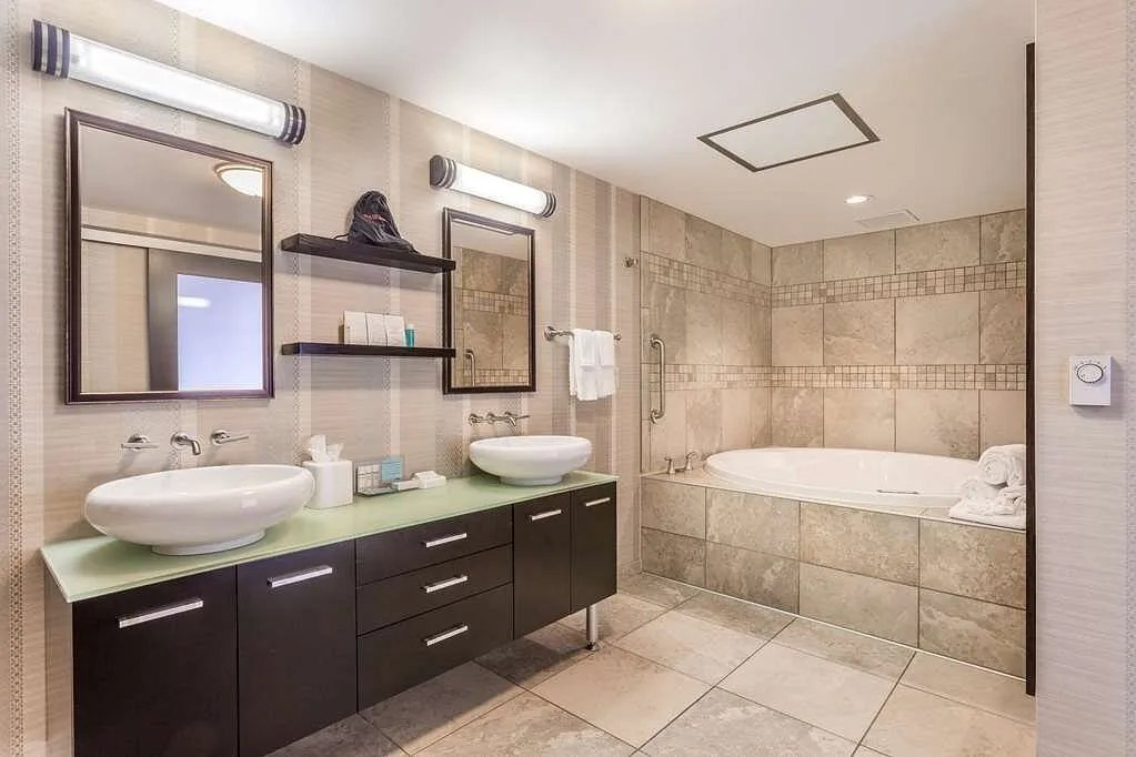 Image of Hampton Inn & Suites Madison / Downtown with hot tub in room