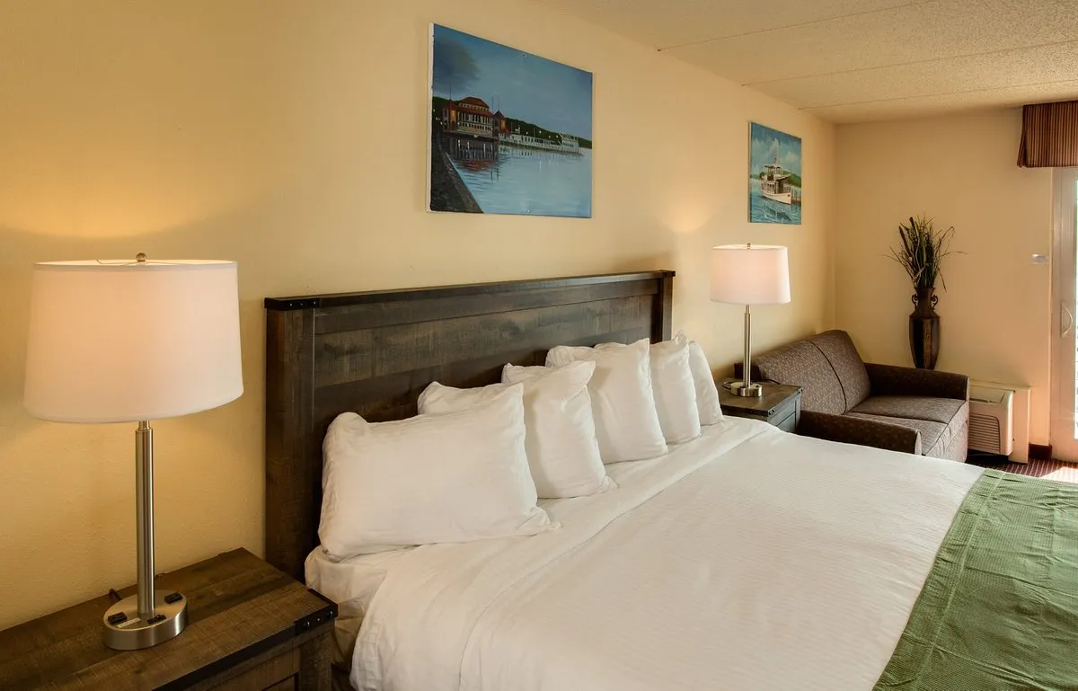 Image of Harbor Shores on Lake Geneva with hot tub in room
