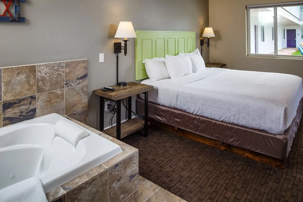 Image of Julie’s Park Cafe & Motel with hot tub in room
