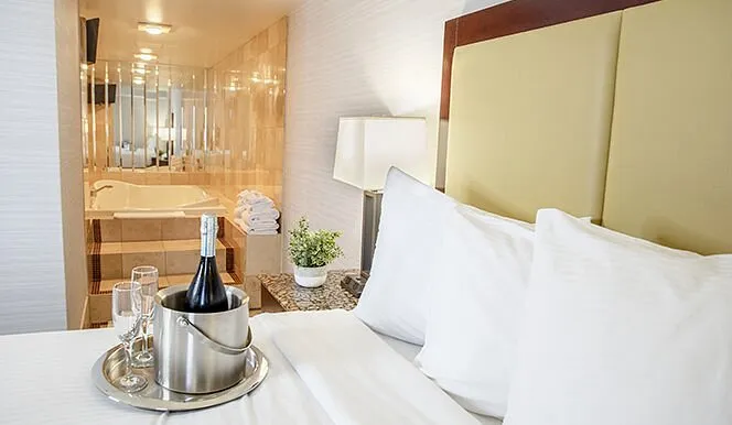 Image of Madison Concourse Hotel and Governor’s Club with hot tub in room
