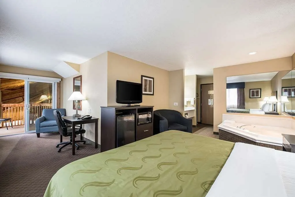 Image of Quality Inn & Suites Menomonie with hot tub in room
