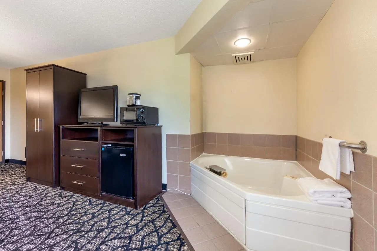 Image of Quality Inn Oskhosh with hot tub in room