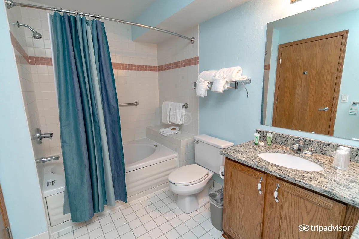 Image of The Cove of Lake Geneva with hot tub in room