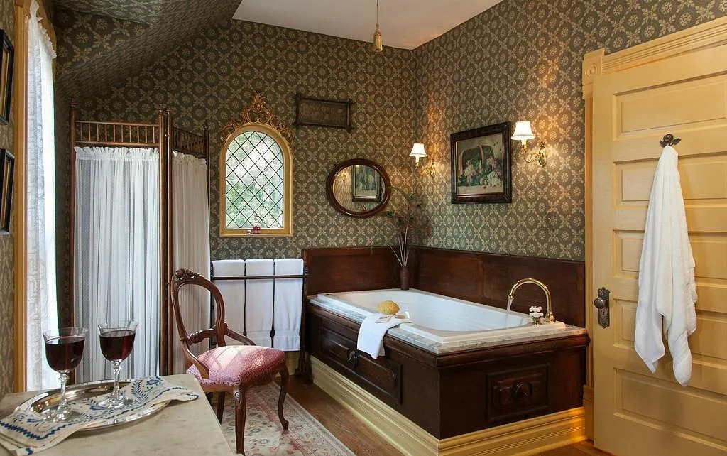 Image of Thorp House Inn & Cottages with hot tub in room